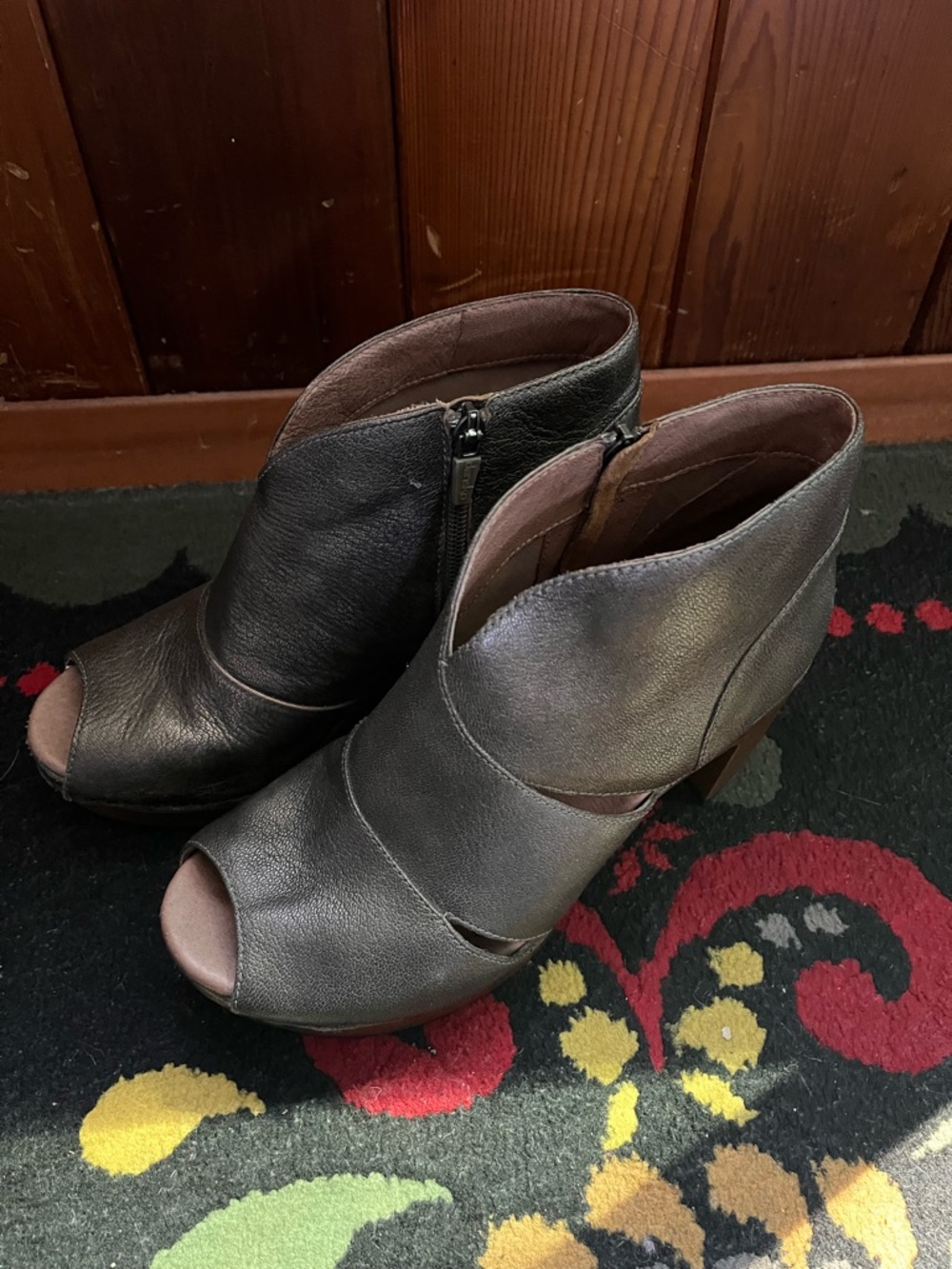 Dansko women’s Delphina Ankle Booties  bronze size 39